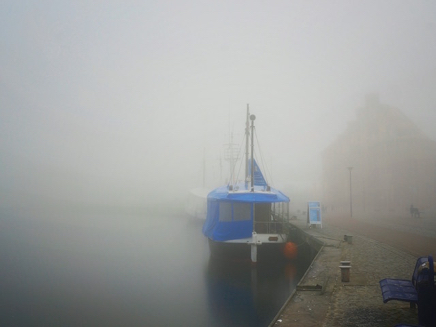 Wismar Alterhafen im Nebel (2016).jpg